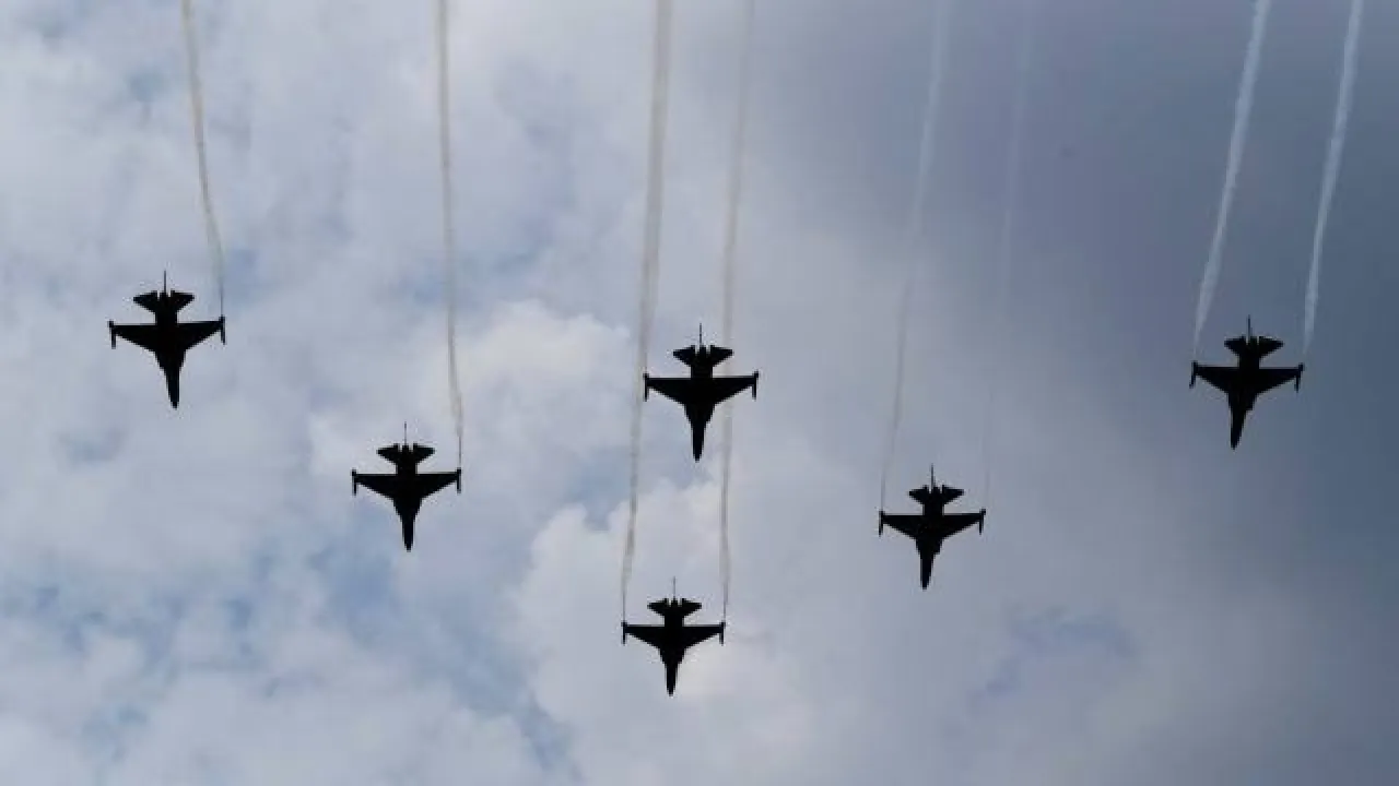 Langit Jakarta Diramaikan Pesawat Tempur Pagi Ini, Ada Apa? — Nasional
