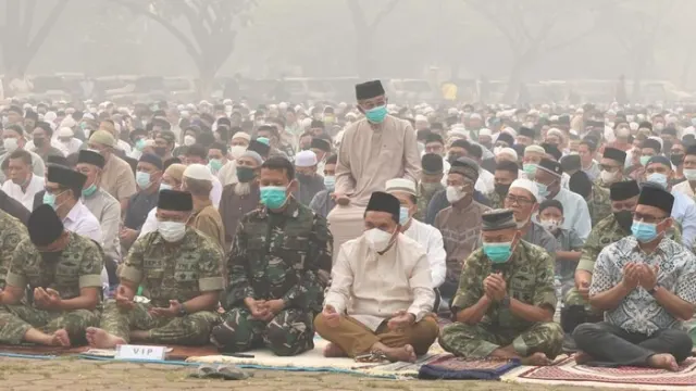 Di Tengah Kabut Asap Pekat, Ribuan Warga Kalimantan Barat Gelar Salat Istisqa Memohon Hujan — News