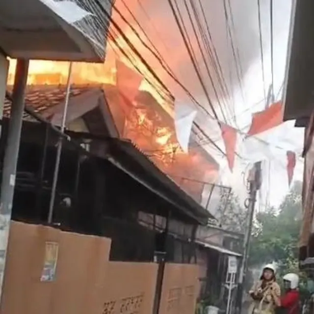 Permukiman Padat di Gambir Ludes Terbakar, 21 Mobil Damkar Diterjunkan ke Lokasi — News